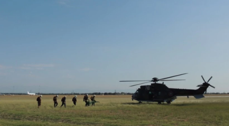 Пожарникари и военни в зрелищна въздушна тренировка на базата в Крумово