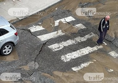 ВиК авария наводни улица в „Тракия“, асфалтът се напука и пропада