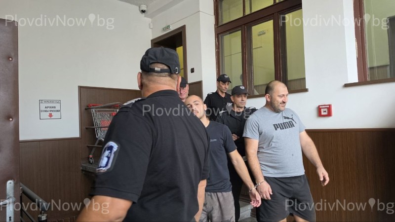 Оставиха в ареста бащата и сина с наркооранжерията край Пловдив