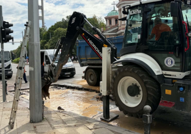 Сериозна авария на магистрален водопровод стана в центъра на Пловдив