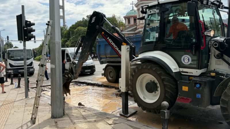 Сериозна авария на магистрален водопровод стана в центъра на Пловдив