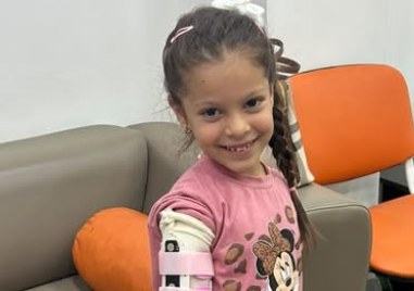 Малката Алиса има нужда от нови операции, за да може да движи ръчичката си