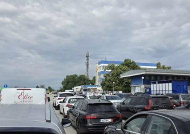 Опашки от коли и чакане с часове пред КАТ Пловдив! Летен пик и чести сривове на системата изнервят шофьори