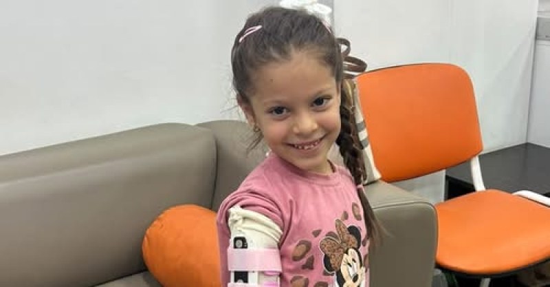 Малката Алиса има нужда от нови операции, за да може да движи ръчичката си