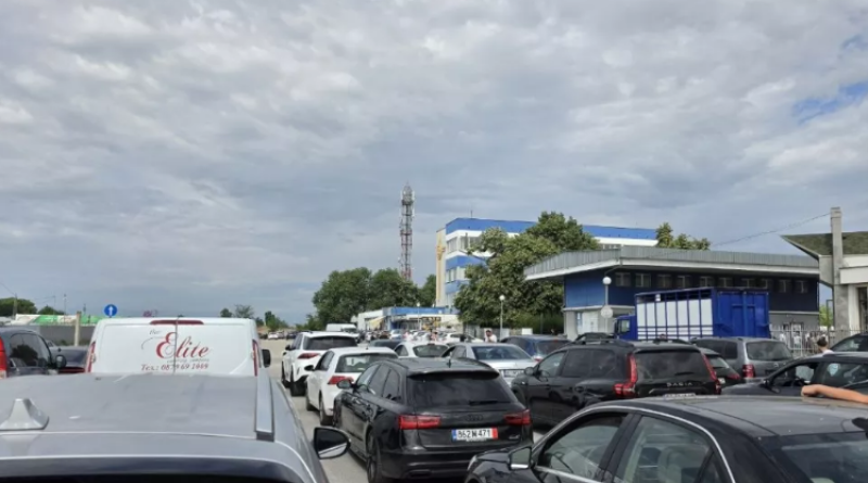Опашки от коли и чакане с часове пред КАТ Пловдив! Летен пик и чести сривове на системата изнервят шофьори