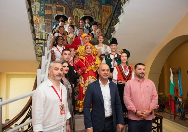Кметът посрещна участниците във фолклорния фестивал, получи и връчи подаръци