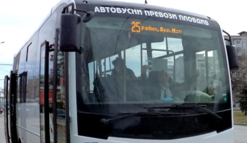 Автобус и кола се удариха в центъра на Пловдив
