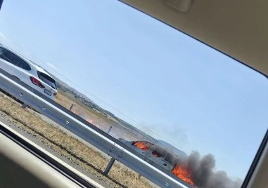 Запали се автомобил на АМ „Тракия“, образува километрично задръстване