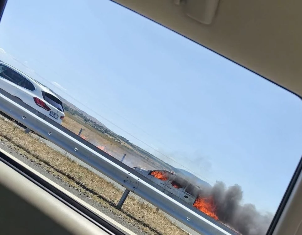 Запали се автомобил на АМ „Тракия“, образува километрично задръстване