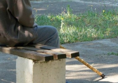 Жена ограби 93-годишен дядо в Пловдив, била назначена да се грижи за него