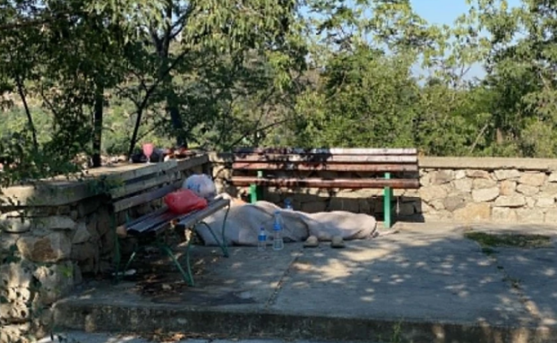 Бездомник превърна Сахат тепе в бунище