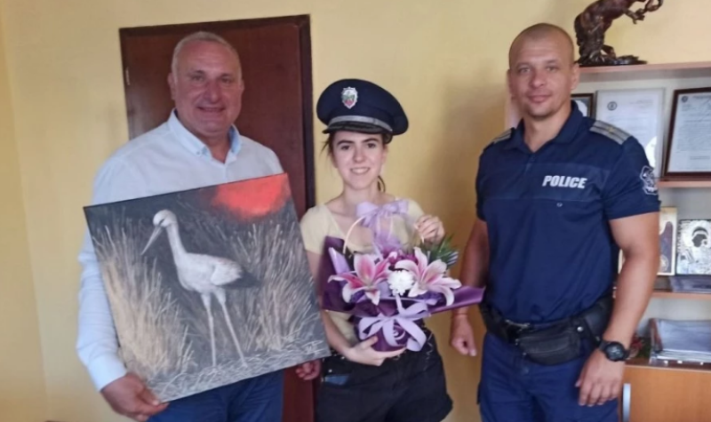 Млада художничка трогна полицаите, спасили щъркел от огнения ад край Асеновград