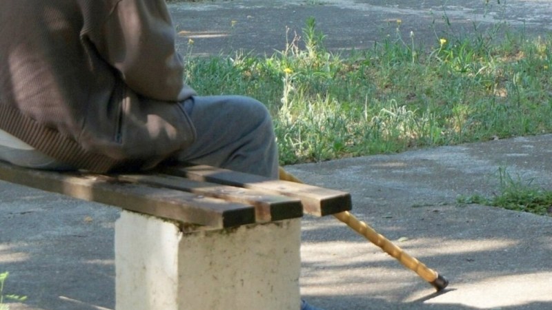 Жена ограби 93-годишен дядо в Пловдив, била назначена да се грижи за него