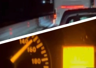Автобус, пълен с пътници, се движи със 160 км/час по магистралата