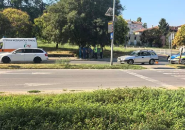 Блъснаха възрастен човек с колело на пешеходна пътека