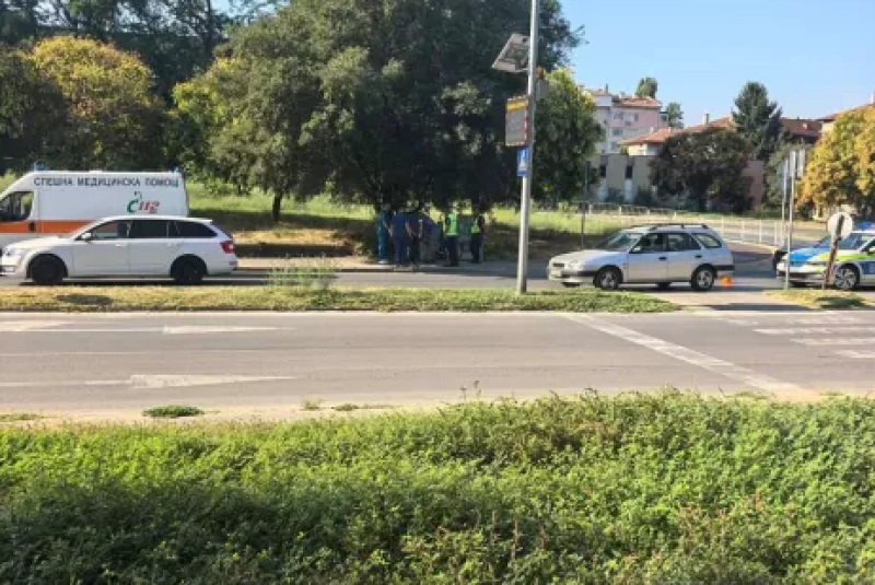 Блъснаха възрастен човек с колело на пешеходна пътека