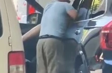 Бой посред бял ден в Пловдив: Шофьори си разменят удари насред оживено кръстовище ВИДЕО