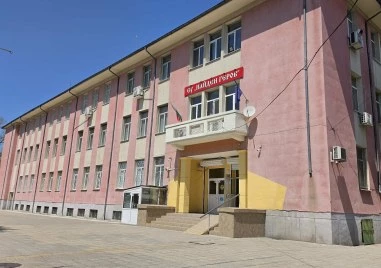Полиция пак влезе в СУ „Найден Геров“, директорката е задържана