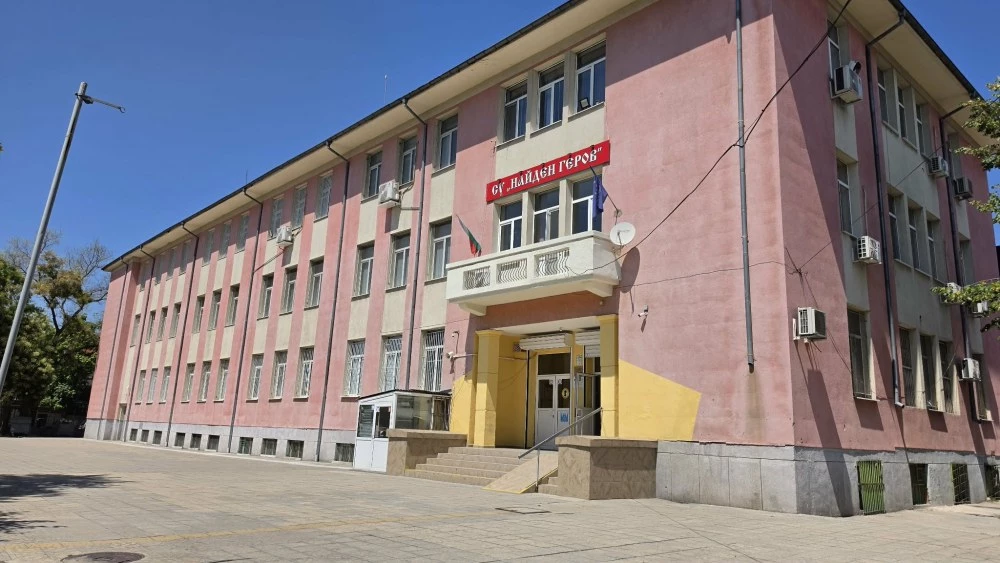 Полиция пак влезе в СУ „Найден Геров“, директорката е задържана