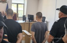 Под засилена охрана доведоха в съда младежите, пребили чужденци в Пловдив
