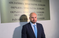 Свастики, неонацистка литература и трима обвиняеми след акцията в Пловдив