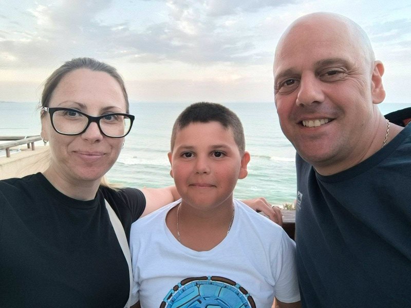 Едно момче чака татко си да се прибере у дома