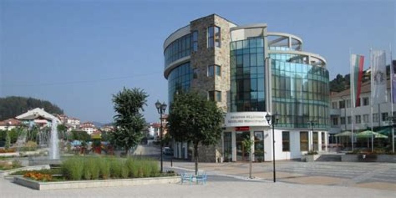 Доспат и Неделино надминаха Пловдив и Варна по кметски заплати