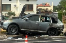 Порше се запали в движение край Пловдив, водачът скочи от колата