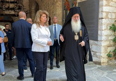 Спряха опашката за чудотворната икона в Бачково заради Йотова, десетки чакаха в 38-градусовата жега СНИМКИ