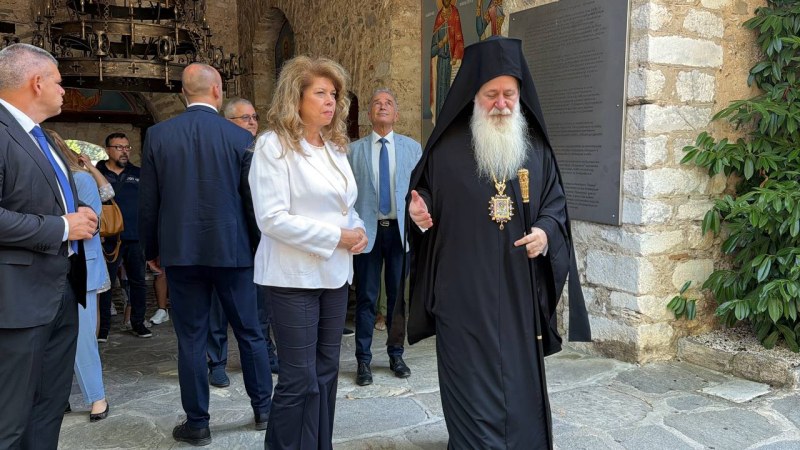 Спряха опашката за чудотворната икона в Бачково заради Йотова, десетки чакаха в 38-градусовата жега СНИМКИ
