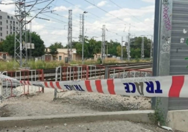 Монтират металните елементи на пасарелката до Младежкия хълм, променят движението на десетки влакове