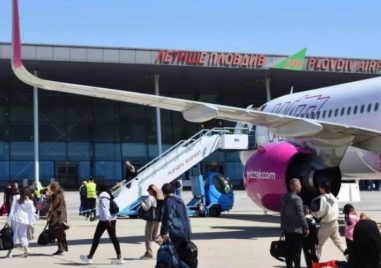 Пиян пътник счупи стъкло на самолет на Летище Пловдив
