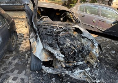 Силен взрив се чул преди пожара, в който пострадаха коли в Кючука