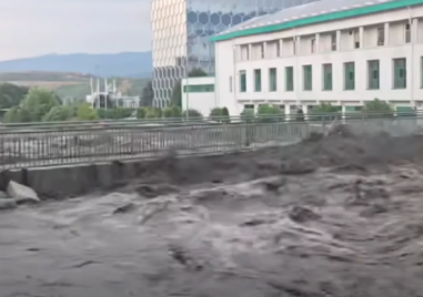 Силна буря и порой затвориха пътя Пещера - Батак ВИДЕО