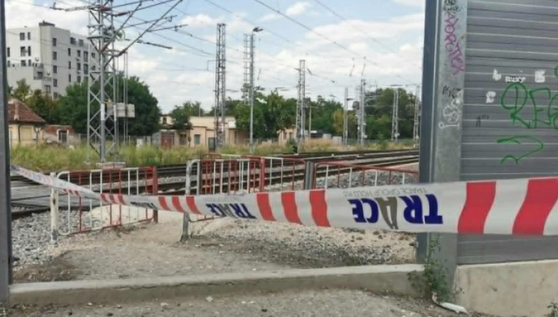 Монтират металните елементи на пасарелката до Младежкия хълм, променят движението на десетки влакове