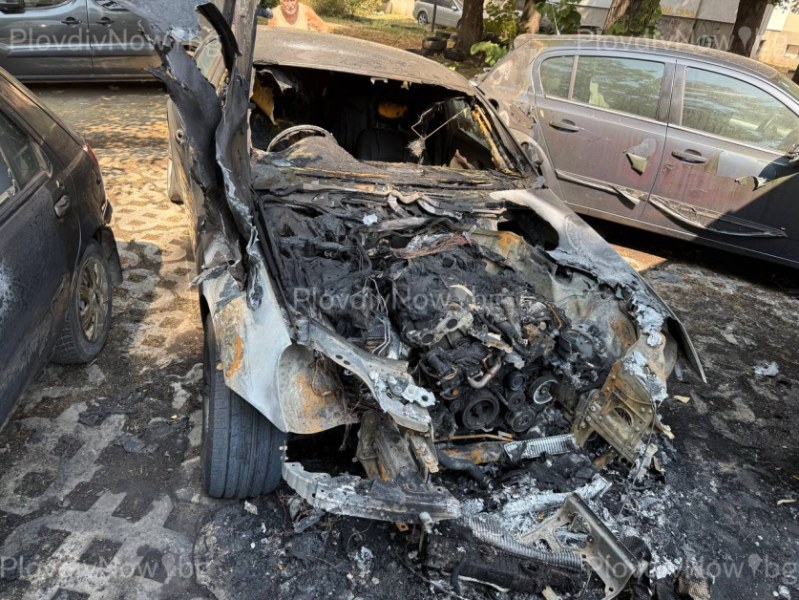 Силен взрив се чул преди пожара, в който пострадаха коли в Кючука