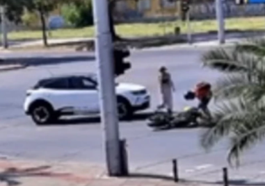 Лек автомобил и мотоциклетист се удариха в Тракия ВИДЕО