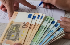 Българите задлъжняват все повече, но държат близо 57 млрд. евро в банките