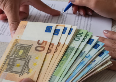 Българите задлъжняват все повече, но държат близо 57 млрд. евро в банките