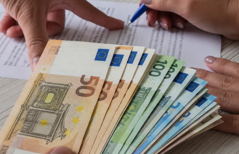 Българите задлъжняват все повече, но държат близо 57 млрд. евро в банките