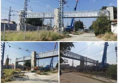 Монтираха железните елементи на пасарелката до Младежкия хълм, възстановяват движението на влаковете