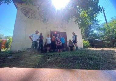 Доброволци се обединиха, за да спасят 120-годишния храм в брезовско село