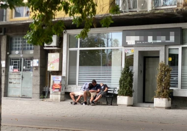 Трима младежи в неадекватно състояние на оживено кръстовище в Пловдив притесниха граждани