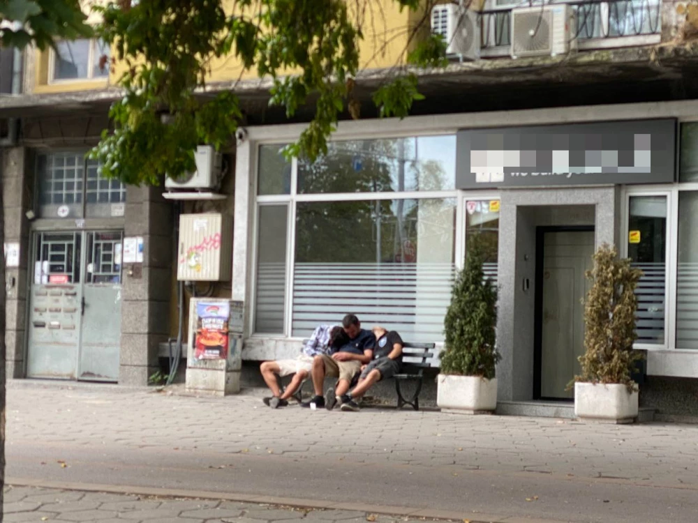 Трима младежи в неадекватно състояние на оживено кръстовище в Пловдив притесниха граждани