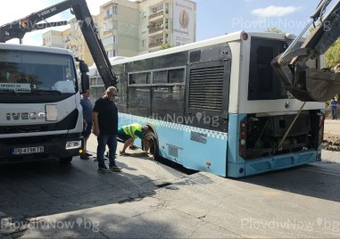 Автобус пропадна в огромна яма в Тракия