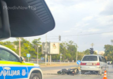 Моторист се заби в автомобил на оживен булевард в Пловдив