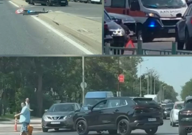 Тежка катастрофа на изхода на Пловдив, една от колите помля пътен знак