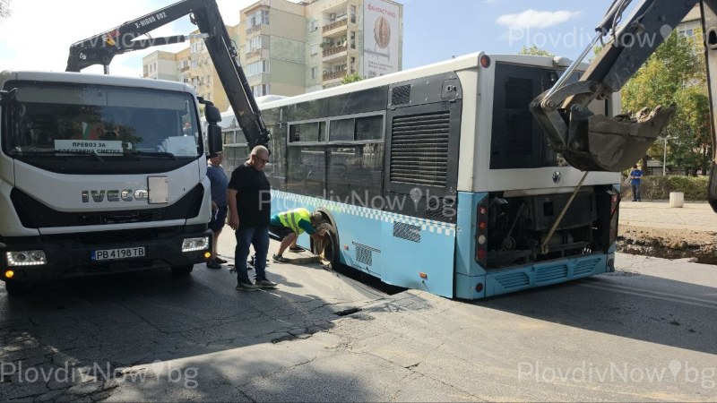 Автобус пропадна в огромна яма в Тракия
