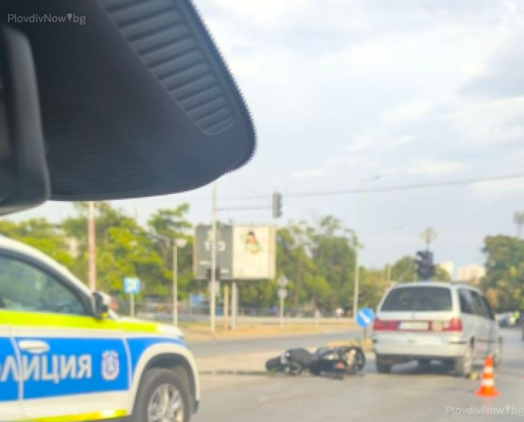 Моторист се заби в автомобил на оживен булевард в Пловдив