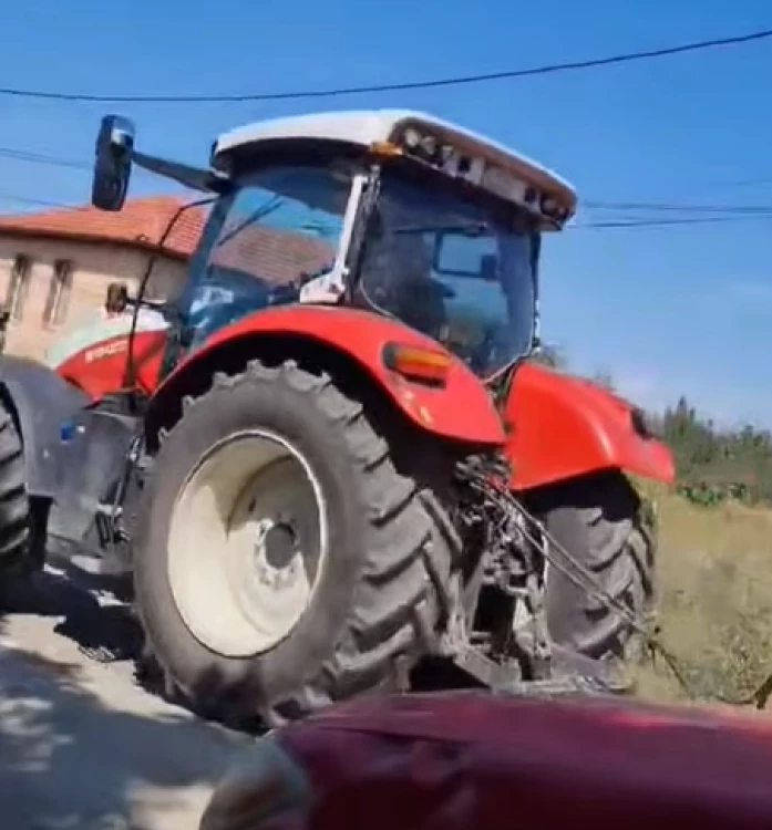 Непълнолетен кара трактор в Скутаре ВИДЕО